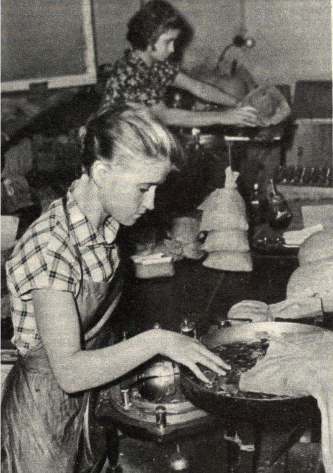 У счётной машины кассир Людмила Дьяконова. Москва. 1957 г. Фото из журнала «Огонёк»